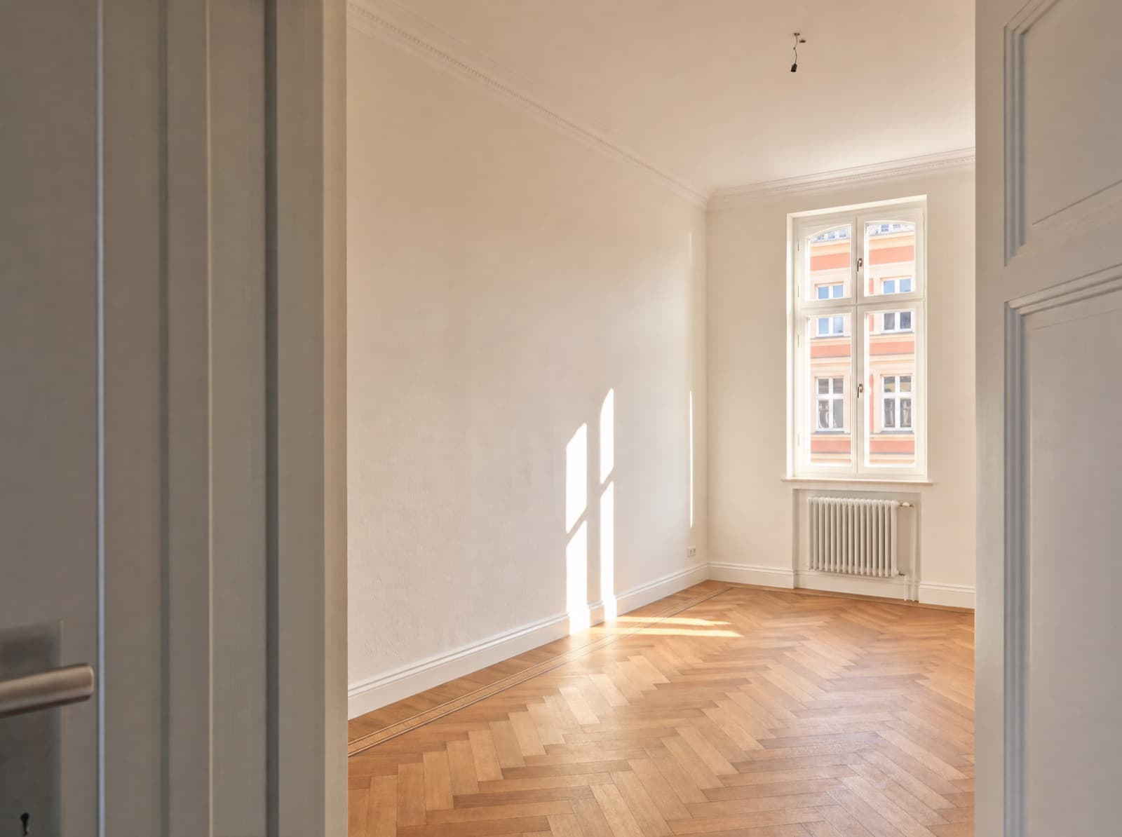 Pinselarbeit an Fensterleibung
